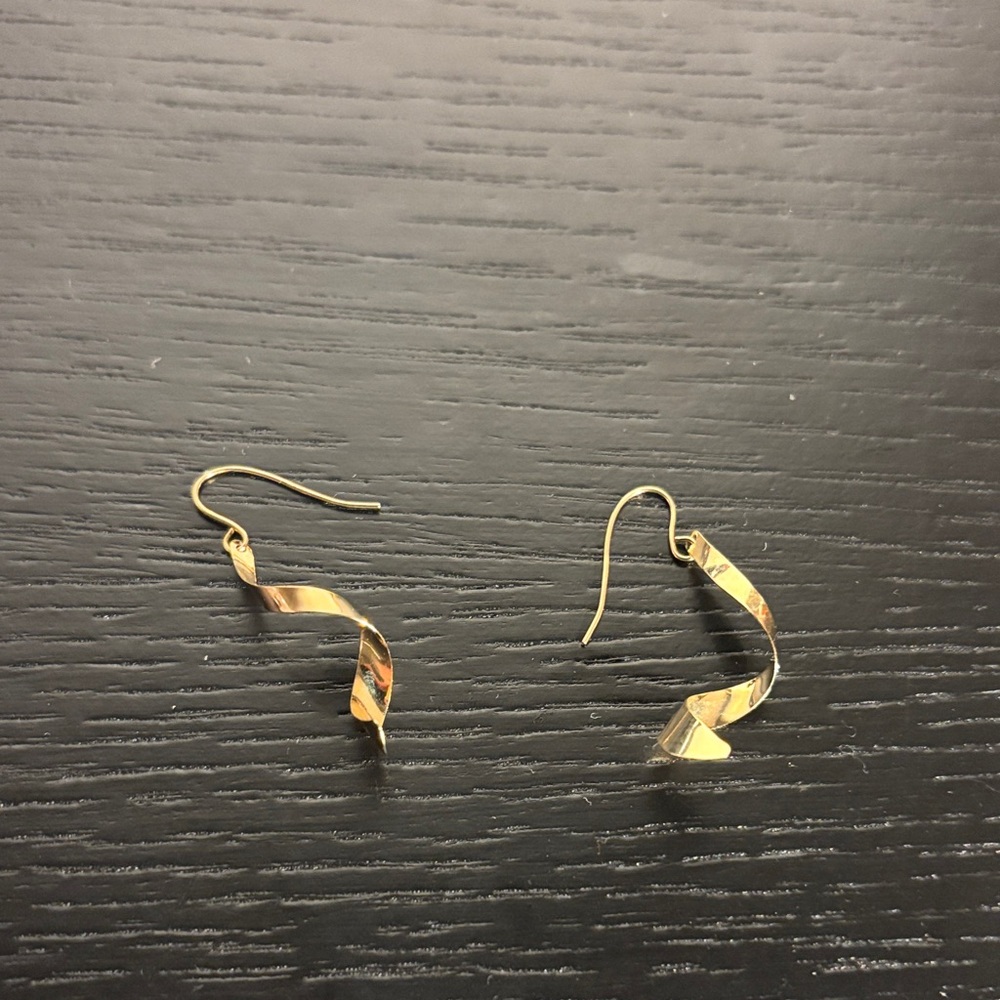 Elegant 14kt Gold Twisted Earrings